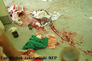 Zakrwawiona podłoga i porozrzucane rzeczy w sali na Wydziale ETI Politechniki Gdańskiej po ataku w czerwcu 2002 roku