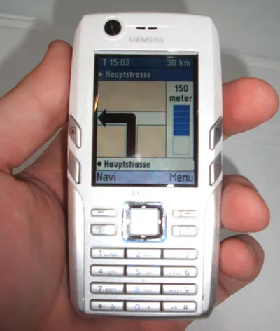 Biały telefon Siemens SXG75 z klawiaturą numeryczną, na małym ekranie prosta nawigacja ze strzałką skrętu w lewo