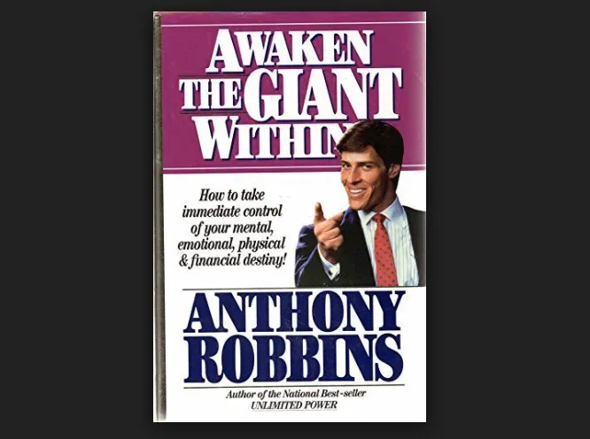 Okładka książki Anthony’ego Robbinsa „Awaken the Giant Within” z uśmiechniętym autorem wskazującym palcem na czytelnika