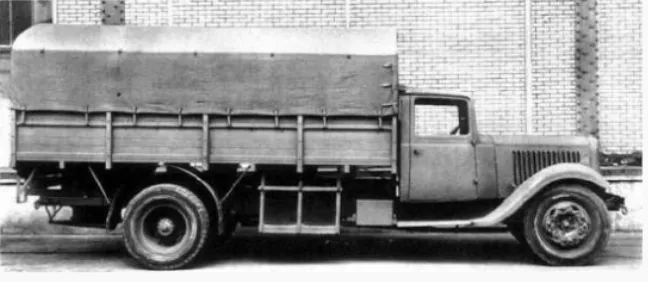 Archiwalne zdjęcie ciężarówki Citroën Type 45 z drewnianą skrzynią ładunkową przykrytą plandeką, stojącej przy ceglanym budynku